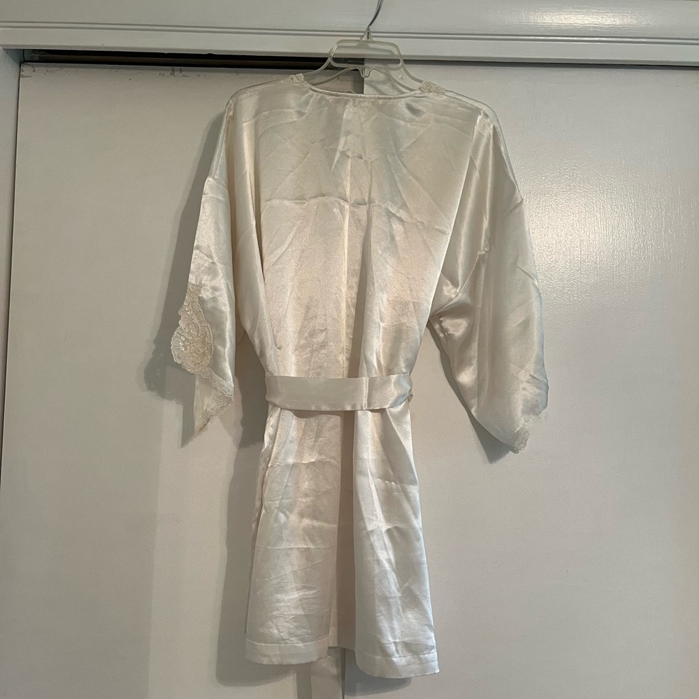 Victoria's Secret Vintage Ivory Satin Robe with Tie Belt - Picture 3 of 8